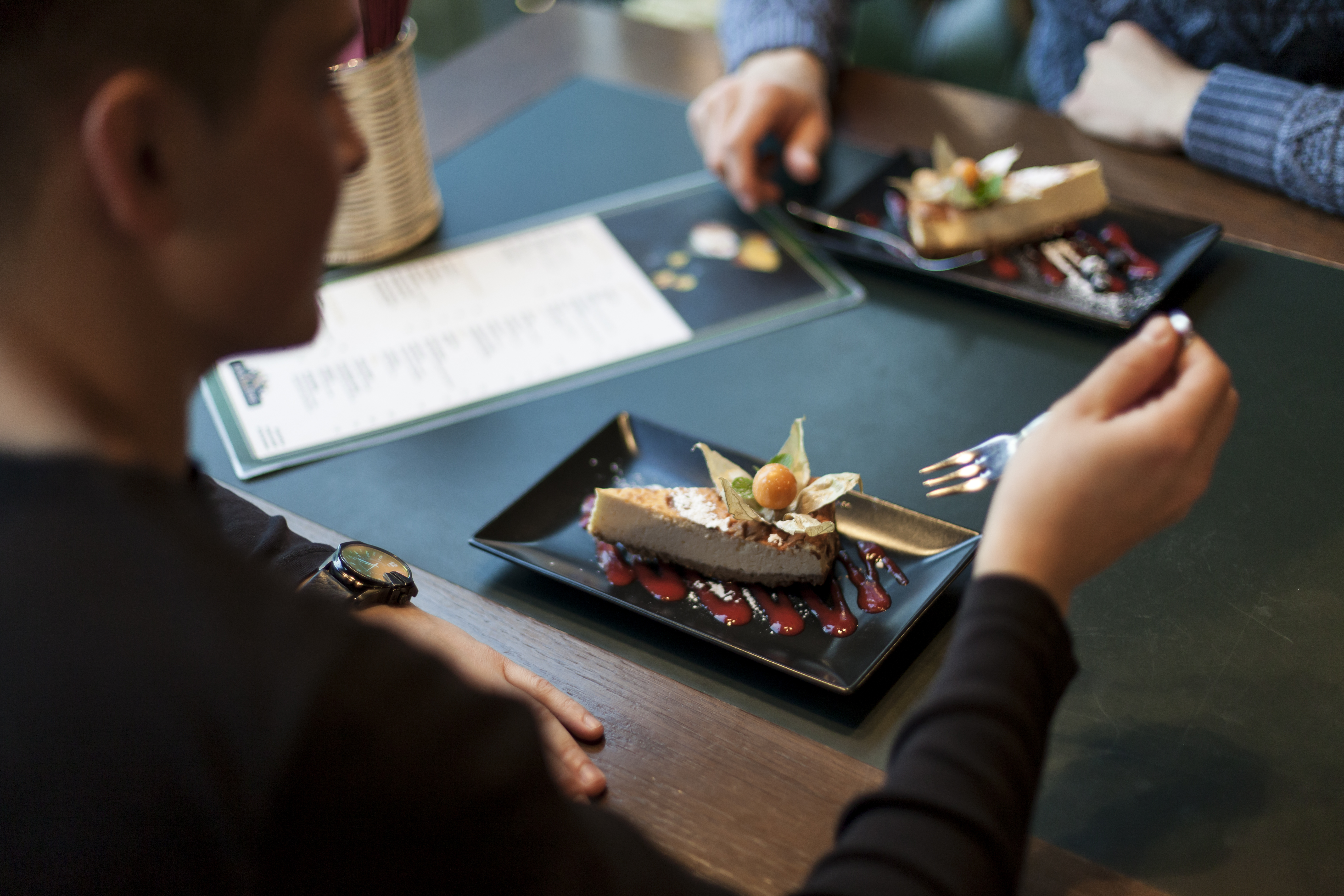 cultivo-hombre-comiendo-postre-en-cafe